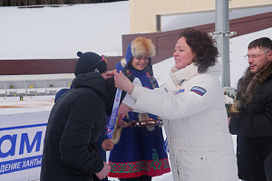 О. В. Семенова в г. Ханты-Мансийске посетила соревнования Зимних Игр Паралимпийцев по лыжным гонкам и приняла участие в церемонии награждения победителей и призеров 